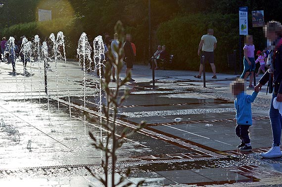 Woda z fontanny zalewaa promenad. Czytelnik zaleca spacer w kaloszach
