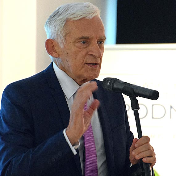 W Grodnie debatowano na temat energetyki odnawialnej i rozproszonej. Jednym z gości konferencji był były premier Jerzy Buzek