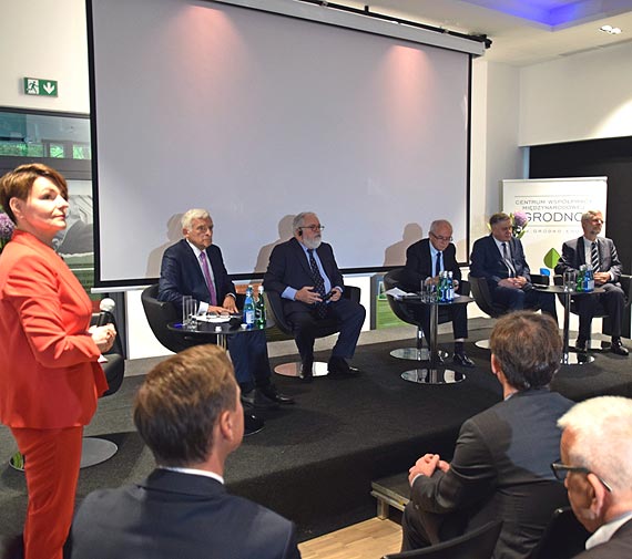 W Grodnie debatowano na temat energetyki odnawialnej i rozproszonej. Jednym z gości konferencji był były premier Jerzy Buzek