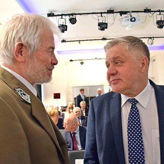 W Grodnie debatowano na temat energetyki odnawialnej i rozproszonej. Jednym z gości konferencji był były premier Jerzy Buzek