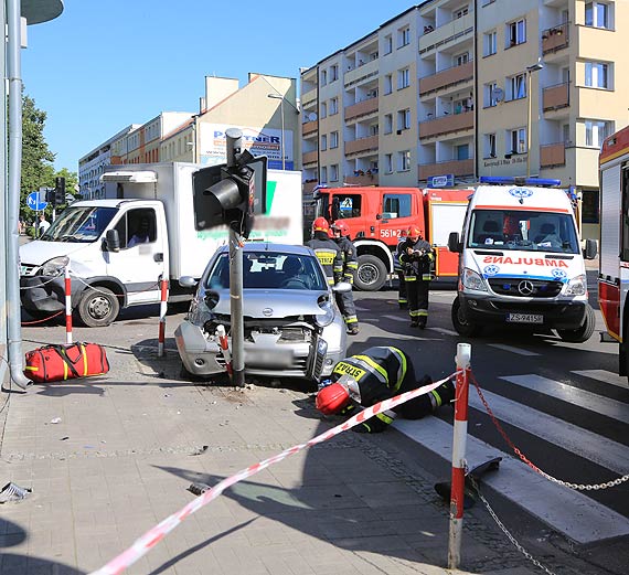 Kierowca wjechał na czerwonym świetle. Doszło do zderzenia