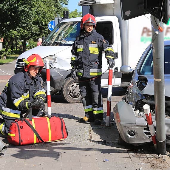 Kierowca wjechał na czerwonym świetle. Doszło do zderzenia