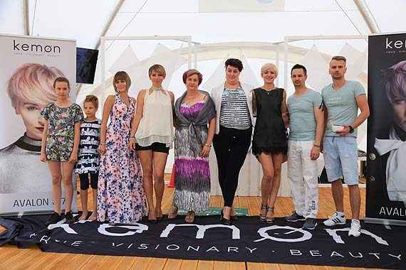 Fale, loki i wiatr we włosach - takie trendy królują w tym sezonie na plaży. Właścicielka salonu fryzjerskiego SISSI opowiada o swojej kolekcji