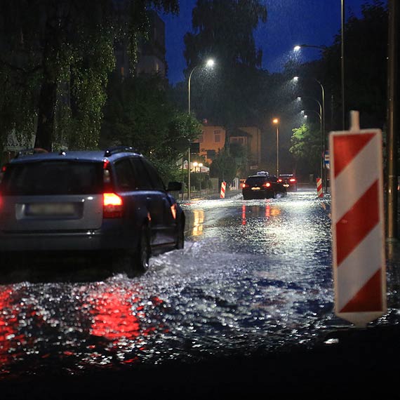 Po deptaku i ulicy Sowackiego tylko amfibi. Ulica kompletnie zalana. Zobacz film!