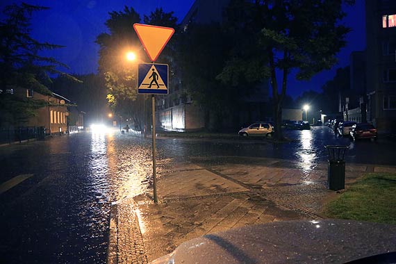 Po deptaku i ulicy Sowackiego tylko amfibi. Ulica kompletnie zalana. Zobacz film!