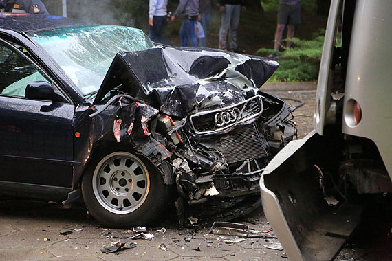 Audi uderzyo w zaparkowany autokar - kierowca zabrany do szpitala, wczasowicze nie maj czym wrci do domw. Zobacz film!