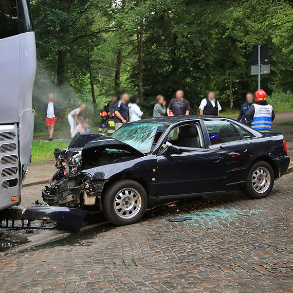 Audi uderzyo w zaparkowany autokar - kierowca zabrany do szpitala, wczasowicze nie maj czym wrci do domw. Zobacz film!