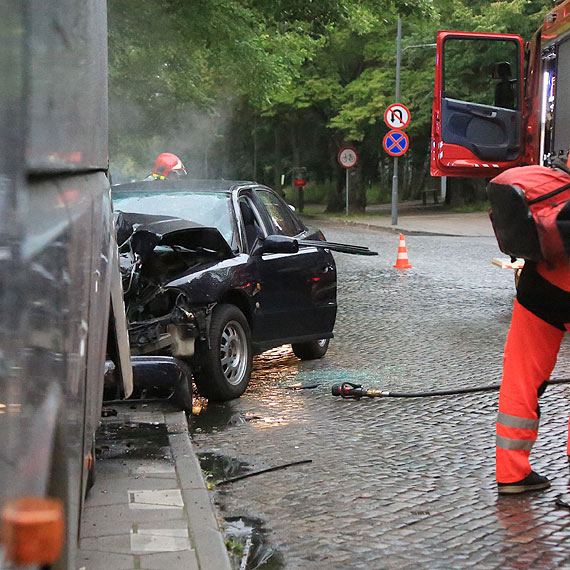 Audi uderzyo w zaparkowany autokar - kierowca zabrany do szpitala, wczasowicze nie maj czym wrci do domw. Zobacz film!