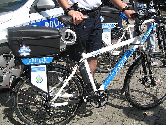 Świnoujscy policjanci na elektrycznych rowerach