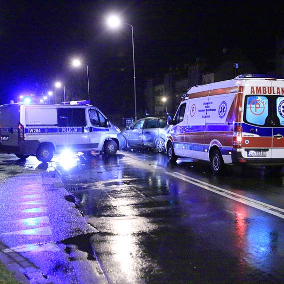 Ford i renault zderzyy si na 11 Listopada. Dwie osoby zabrane do szpitala