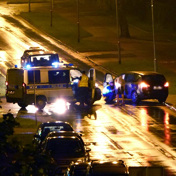Ford i renault zderzyy si na 11 Listopada. Dwie osoby zabrane do szpitala