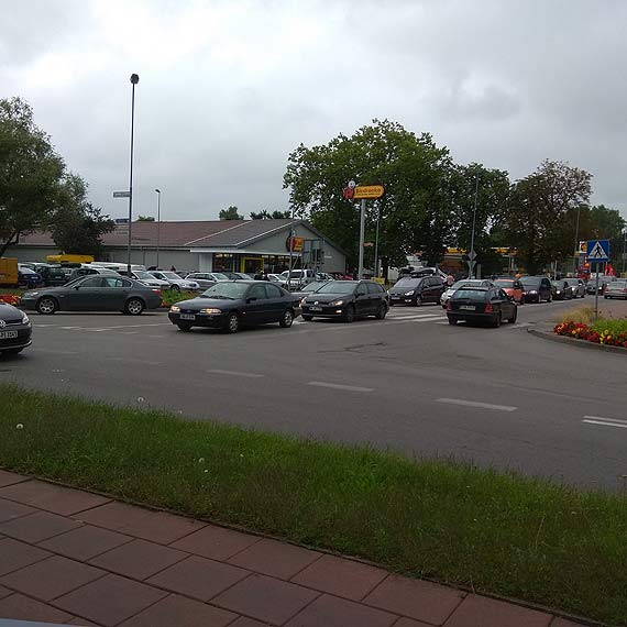 Czytelnik: „Kolejka do stacji paliw blokuje dojazd w kierunku przeprawy promowej!”