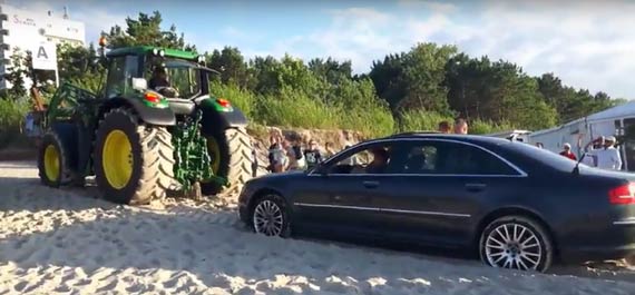Luksusowe Audi zakopało się na plaży