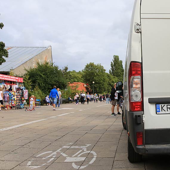 Czytelnik: Ciężarówki-vany jeżdżą po promenadzie