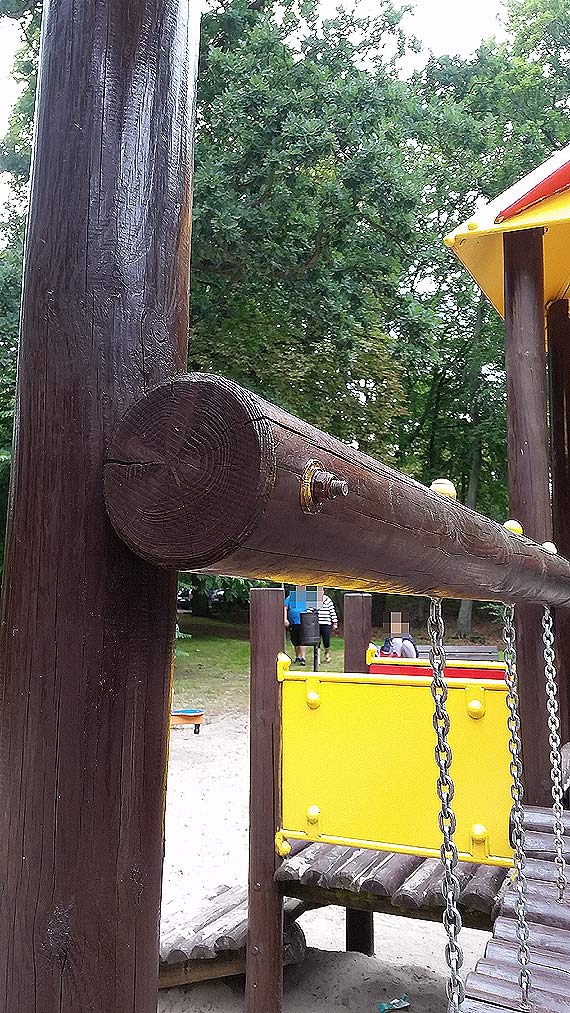 Mieszkanka ostrzega rodziców: Dzieci bawiące się na tym placu zabaw są narażone na utratę zdrowia lub życia