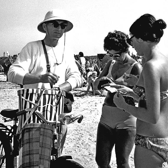„Komu, komu, bo idę do domu...”- jak i czym handlowano na plaży 50 lat temu