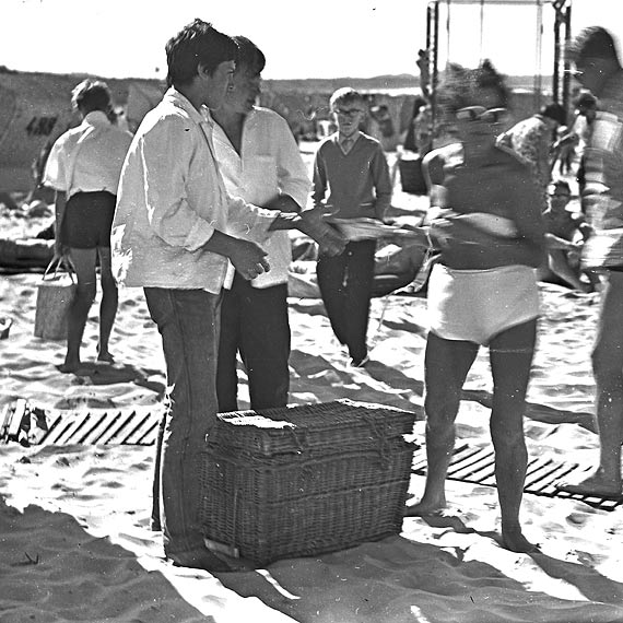 „Komu, komu, bo idę do domu...”- jak i czym handlowano na plaży 50 lat temu