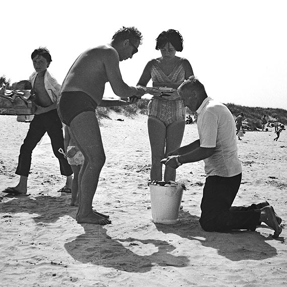 „Komu, komu, bo idę do domu...”- jak i czym handlowano na plaży 50 lat temu