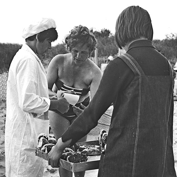 „Komu, komu, bo idę do domu...”- jak i czym handlowano na plaży 50 lat temu