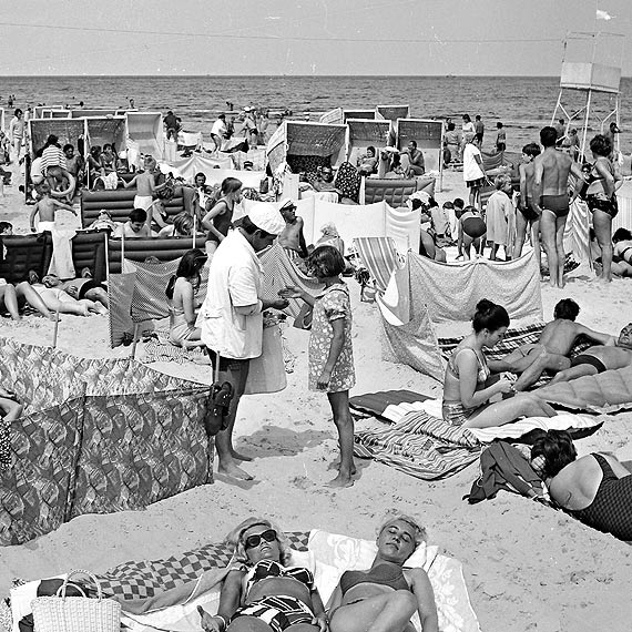 „Komu, komu, bo idę do domu...”- jak i czym handlowano na plaży 50 lat temu