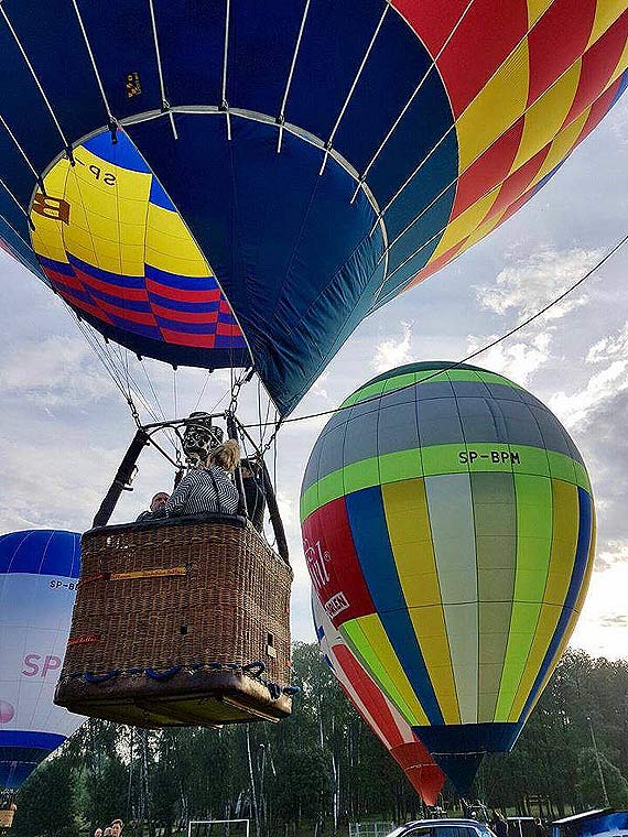Tego jeszcze nie było. Wielkie balony nad plażą!