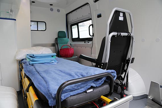 Nowe ambulanse dla winoujcia zostay publicznie zaprezentowane i powicone