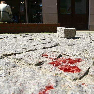 Dziurawy deptak grony dla przechodniw!