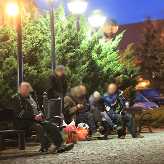 Na naszych ulicach wci mieszkaj bezdomni