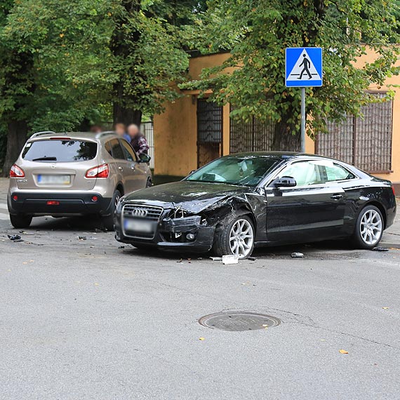 Kierowca nissana zajecha drog audi! Uderzenie, byo tak silne, e suv obrci si prawie o 180 stopni! 