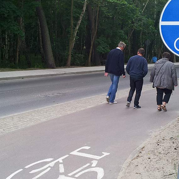 Oszczdny chodnik dla maksymalnie trzech osb - Czytelnik o szerokoci trotuaru i bezmylnoci projektu   