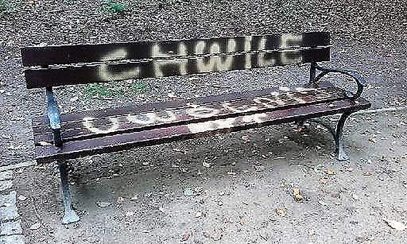 Wandale w parku. Czy kiedy zrozumiej swoj gupot?