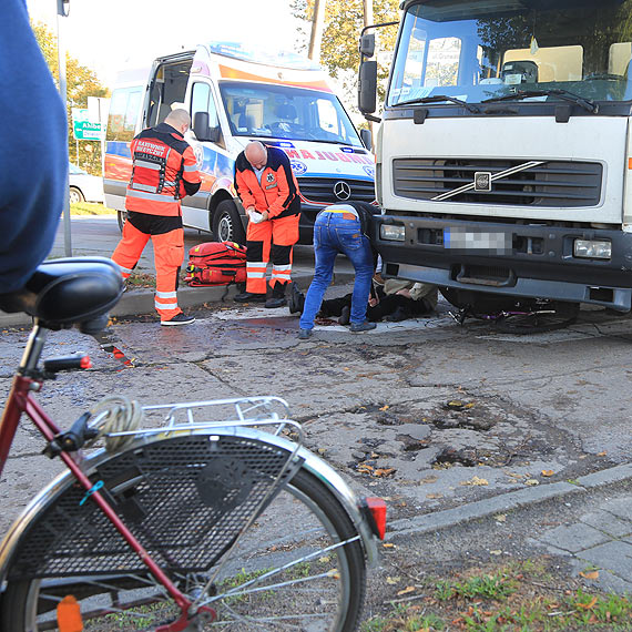 Na Grodzkiej rowerzysta wpad wprost pod koa dostawczaka! wiadek wypadku zatamowa krwotok paskiem od spodni! Zobacz film!