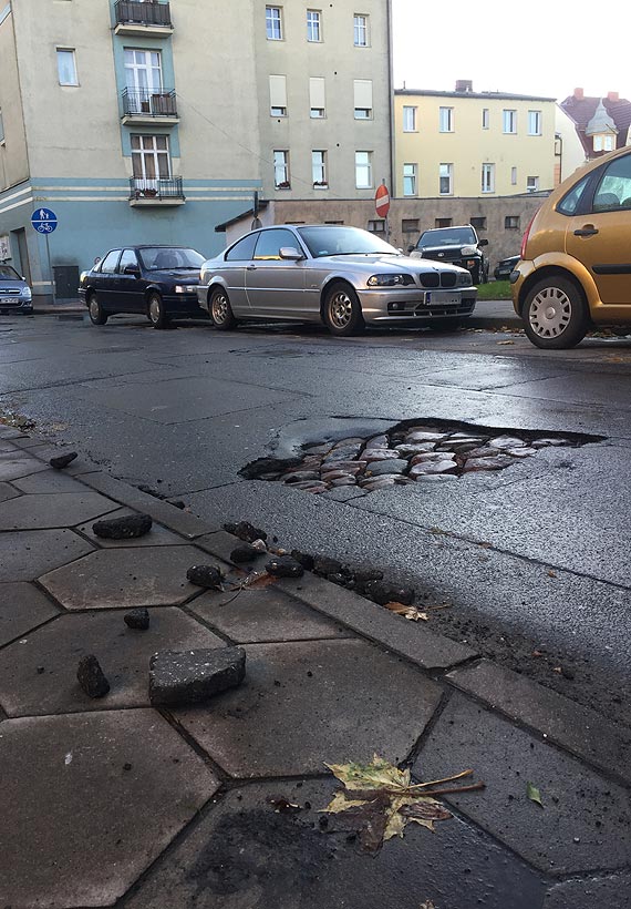 Kierowcy, uwaajcie - w jezdni czyha wielka dziura!