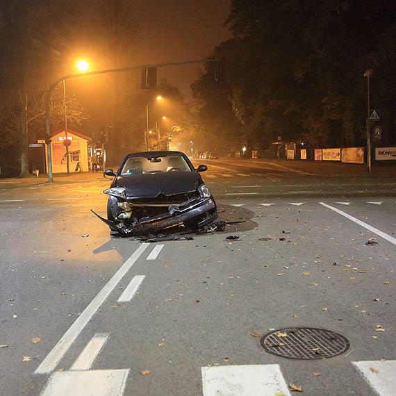 Zderzyły się samochody - poszkodowany taksówkarz został zabrany do szpitala