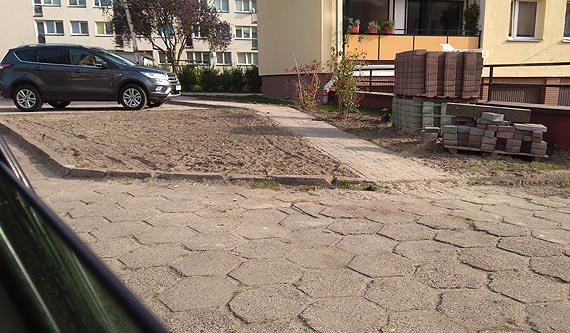 Nowe parkingi kosztem chodnikw? Samochody waniejsze od pieszych...