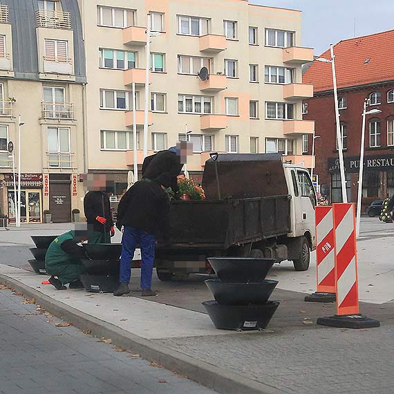 Czytelnik: Deski poamane, a pojazdy nadal wjedaj na Plac Wolnoci