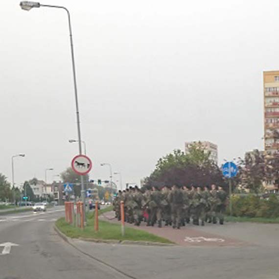 Czytelnik: Przemarsz wojska przez miasto. Polscy onierze id na wojn? Zobacz film!