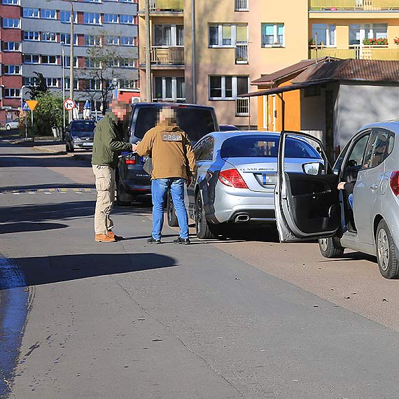 Wielka akcja antyterrorystów i funkcjonariuszy CBŚP w Świnoujściu! Policjanci zatrzymali kierowcę srebrnego mercedesa i weszli do mieszkań!