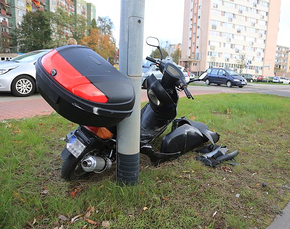 Mercedes uderzy w przejedajcy skuter