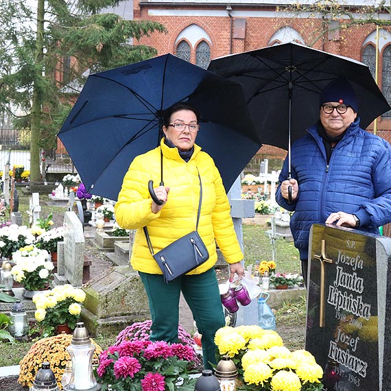 Wszystkich Świętych – Świnoujścianie odwiedzają groby bliskich na prawo i lewobrzeżu