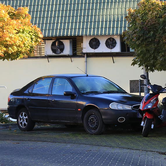 Wraki porzuconych aut to codzienno wielu polskich miast. Czytelnik pyta, czy miasto lub waciciele posesji nie mog si jako ich pozby?