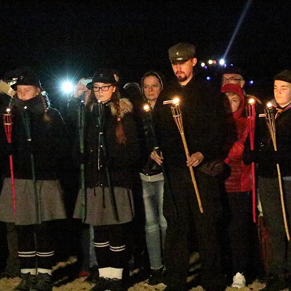 Marynarskie zaduszki. Arcybiskup Andrzej Dzięga stanął na jesiennym brzegu w Świnoujściu