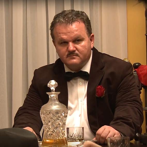 Marek Posobkiewicz w roli Ojca Chrzestnego zachca do szczepie! Zobacz nowy film GIS-u! 