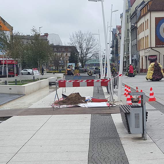 Kolejne drewniane deski zamay si na Placu Wolnoci