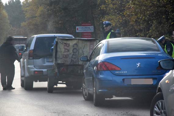 Na Karsiborskiej zderzyy si dwie osobwki. Kierowca peugeota nie zachowa naleytej odlegoci i uderzy w mitsubishi