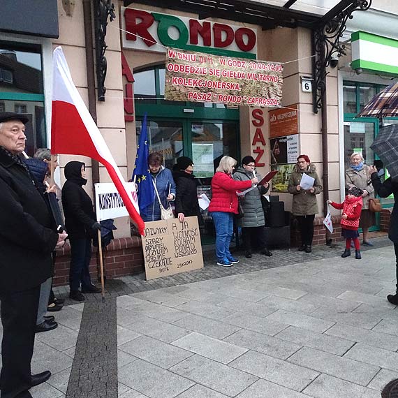 Spotkali si by broni Konstytucji RP i uczcili pami mczyzny, ktry podpali si w Warszawie 