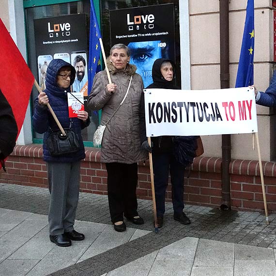 Spotkali si by broni Konstytucji RP i uczcili pami mczyzny, ktry podpali si w Warszawie 