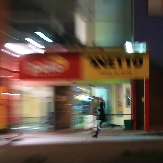 Tak spieszy si na libacj, e nie zatrzymay go nawet szklane drzwi