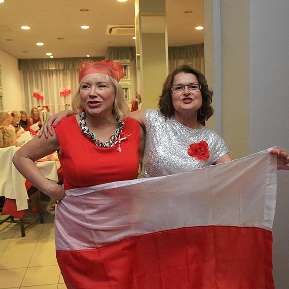 Biao czerwony bal Akademii Kadego Wieku na niepodlegociow rozgrzewk. Zobacz film!