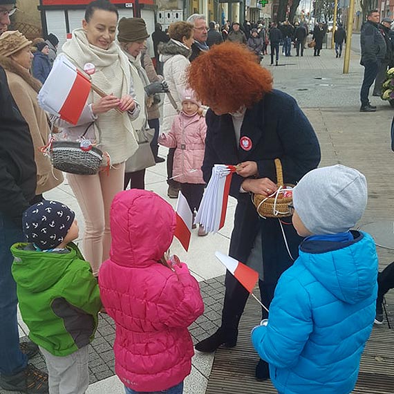 wito Niepodlegoci z prezentami i umiechem od mieszkacw oraz SLD